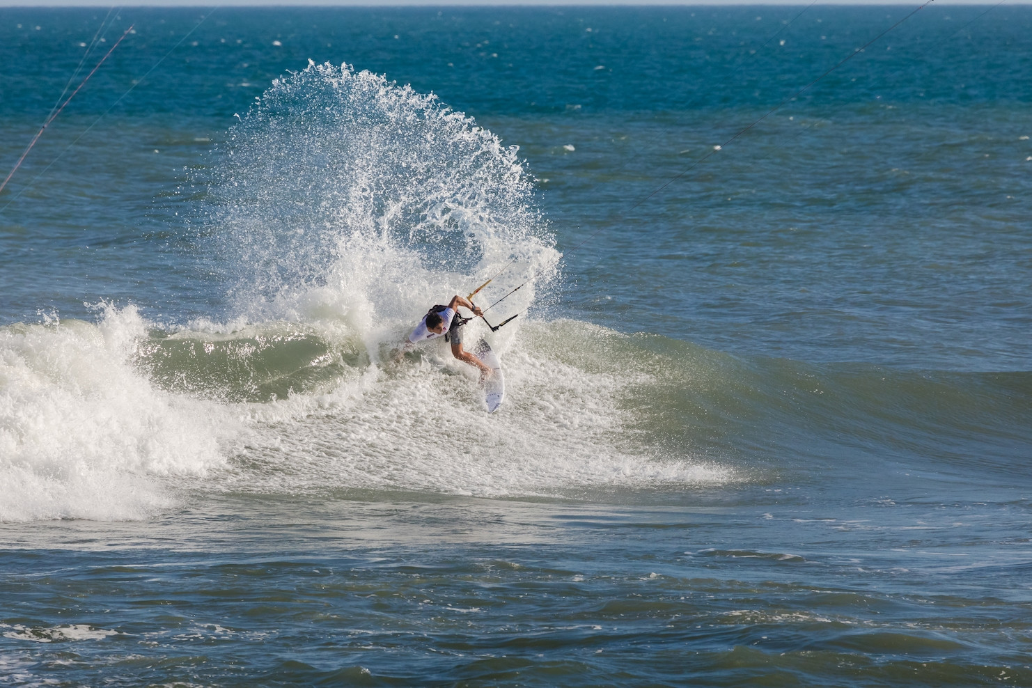 Big hitters begin kite-surf duels at epic Rio break